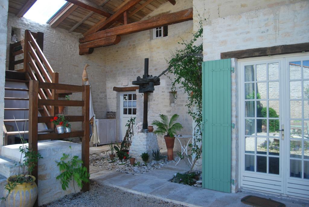 Отель Les Jardins Saint Leonard Thaire Экстерьер фото