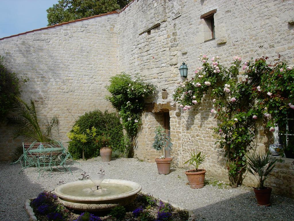 Отель Les Jardins Saint Leonard Thaire Экстерьер фото
